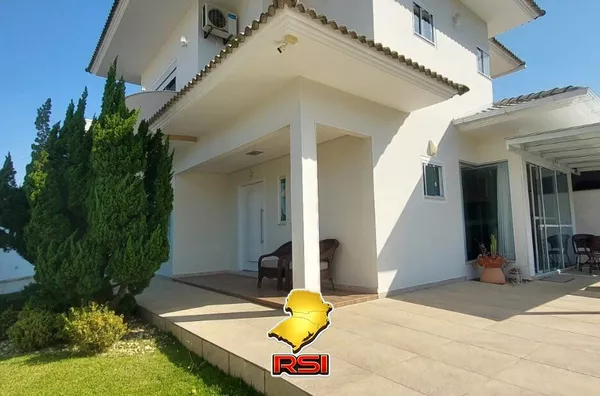 Residência de Alto Padrão com Piscina e Espaço Gourmet – Fazenda da Armação, Governador Celso Ramos