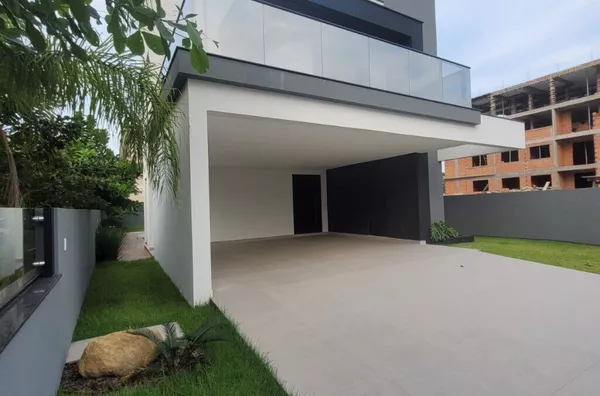 Casa Alto Padrão com Piscina e 3 Suítes na Praia de Palmas – 360m² de Terreno