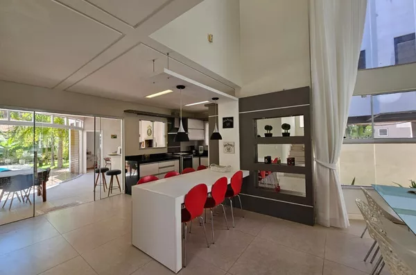 Casa Alto Padrão com Piscina na Praia de Palmas – 420m² de terreno, Mobiliada e Pronta para Morar! - Foto 1