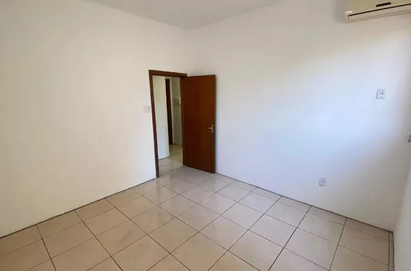 Apartamento à Venda com 3 dormitórios e vaga no bairro Praia de Belas — 390 mil - Foto 12