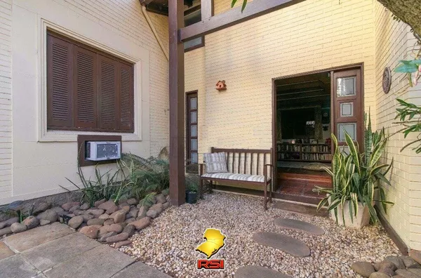 Casa 4 Quartos na Zona Alta da Tristeza – Porto Alegre –  4 Vagas de Garagem e Piscina.