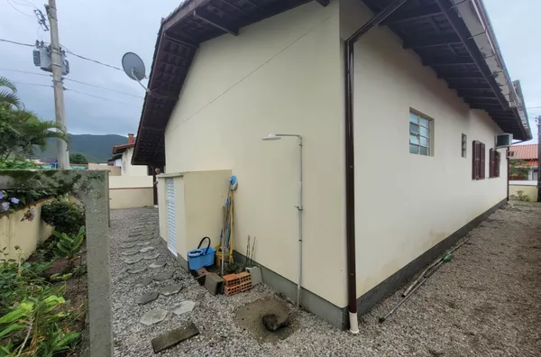 Casa à Venda na Praia em Governador Celso Ramos – 4 Quartos, Escritura Pública e Garagem Coberta - Foto 18