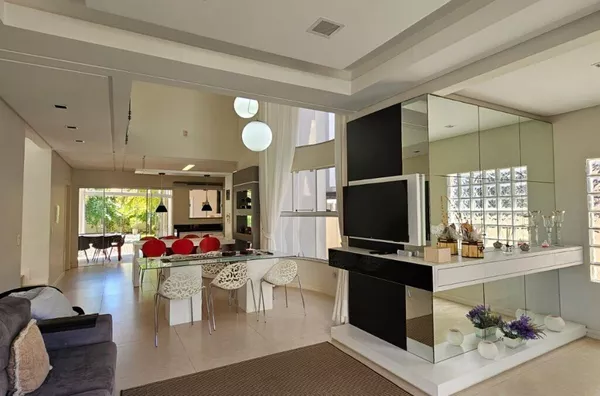 Casa Alto Padrão com Piscina na Praia de Palmas – 420m² de terreno, Mobiliada e Pronta para Morar!