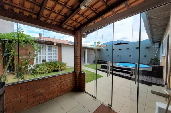 Casa com Piscina e Terreno Escriturado a 940m da Praia de Palmas – R$ 890 mil - Foto 1