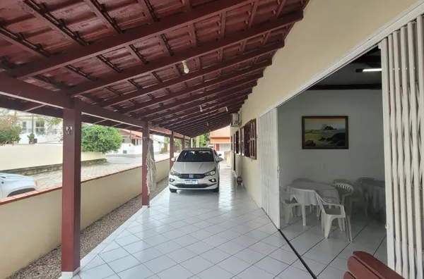 Casa à Venda na Praia em Governador Celso Ramos – 4 Quartos, Escritura Pública e Garagem Coberta - Foto 3