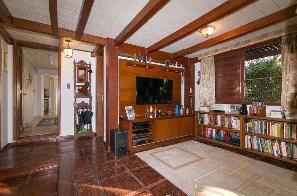 Casa 4 Quartos na Zona Alta da Tristeza – Porto Alegre –  4 Vagas de Garagem e Piscina. - Foto 4