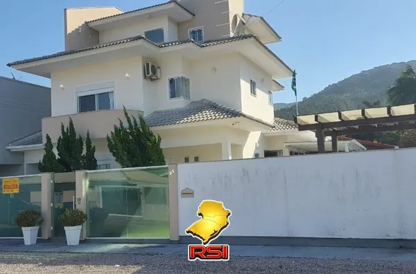 Residência de Alto Padrão com Piscina e Espaço Gourmet – Fazenda da Armação, Governador Celso Ramos