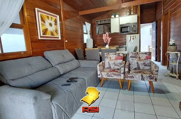 Casa de Madeira 3 Dorm, Espaço Gourmet, Terreno 1.100m² – Fazenda da Armação – R$ 995.000