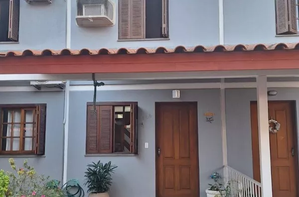 Sobrado em Condomínio Fechado – Bairro Camaquã - 3 dormitórios e vaga de garagem!