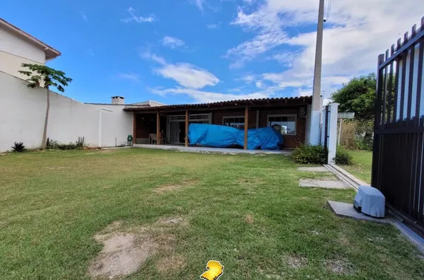 Casa com Piscina e Terreno Escriturado a 940m da Praia de Palmas – R$ 890 mil