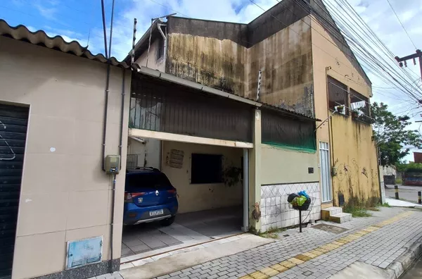 Casa Duplex de Esquina na Av. C,  Conjunto Prefeito Jose Walter, Fortaleza