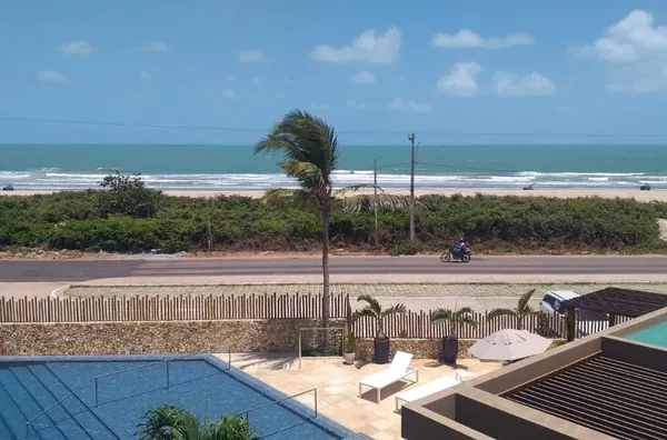 LINDA CASA DUPLEX EM CONDOMÍNIO COM FRENTE MAR, EM FLECHEIRAS, TRAIRI