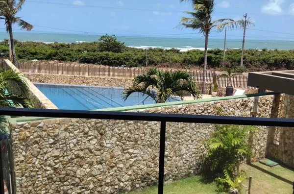 LINDA CASA DUPLEX EM CONDOMÍNIO COM FRENTE MAR, EM FLECHEIRAS, TRAIRI