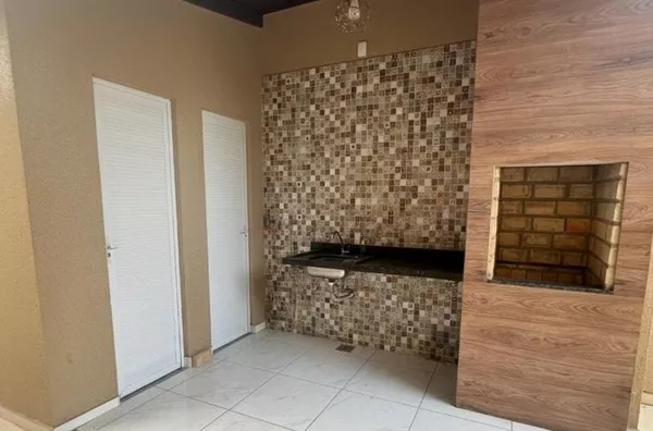 Casa duplex semimobiliada no Condomínio Jardins da Serra