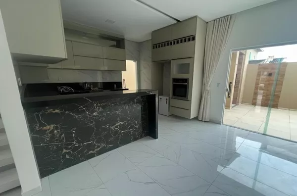 Casa duplex semimobiliada no Condomínio Jardins da Serra