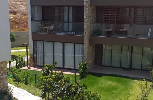 LINDA CASA DUPLEX EM CONDOMÍNIO COM FRENTE MAR, EM FLECHEIRAS, TRAIRI