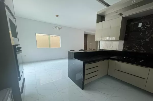 Casa duplex semimobiliada no Condomínio Jardins da Serra