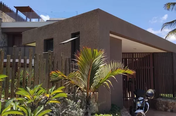 LINDA CASA DUPLEX EM CONDOMÍNIO COM FRENTE MAR, EM FLECHEIRAS, TRAIRI