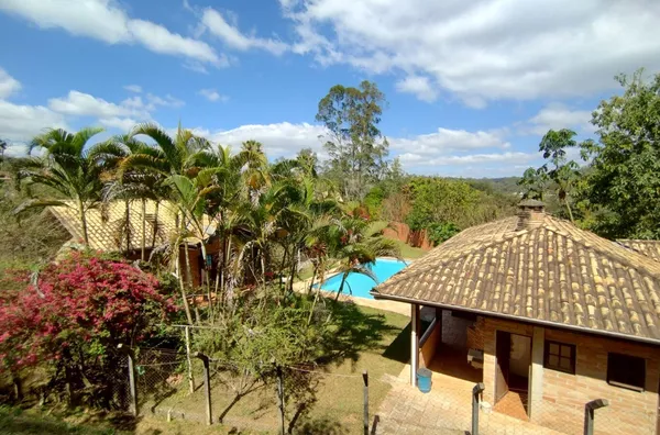 Chacara estilo colonial de 5.200m2 a 400m da rodovia