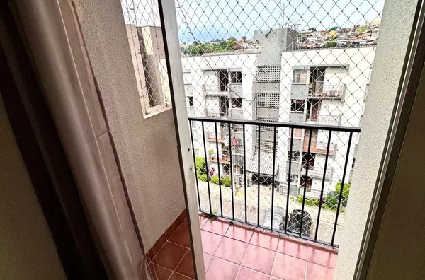 Apartamento reformado com sacada de 60m2 com 2 quartos e 1 vaga