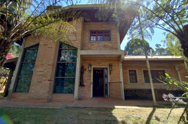 Chacara estilo colonial de 5.200m2 a 400m da rodovia