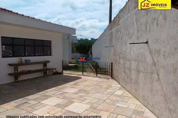 CASA TERREA EM ESTAÇÃO