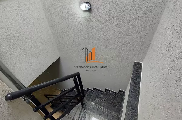 Sobrado de Luxo à Venda - 3 Dormitórios, 1 Suíte - Excelente Localização!Preço: R$ 890.000Descrição: Descubra o seu novo lar neste magnífico sobrado de 160m², com acabamento de alto padrão e localização privilegiada. Este imóvel oferece:3 dormitórios,