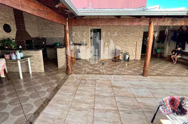 Casa com churrasqueira e closet na suíte master 
