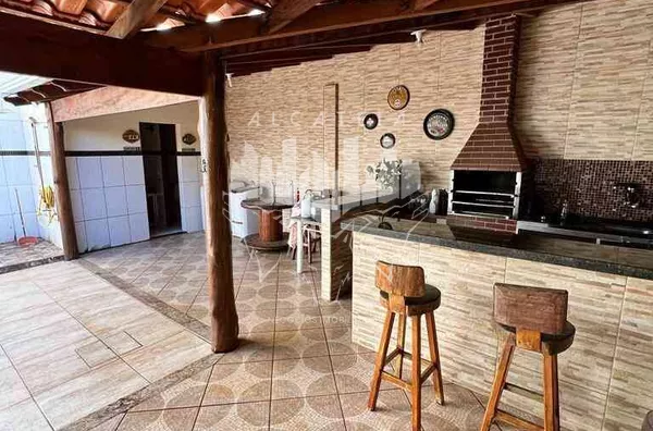 Casa com churrasqueira e closet na suíte master 