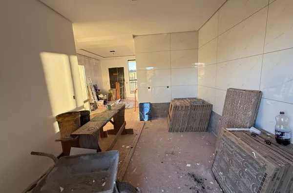 CASA DE ÓTIMO PADRÃO NO LOTEAMENTO CESARI. - Foto 3