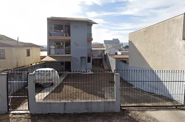 SÃO 3 APARTAMENTOS MAIS CASA COM PORÃO NO BAIRRO CANGO - Foto 2