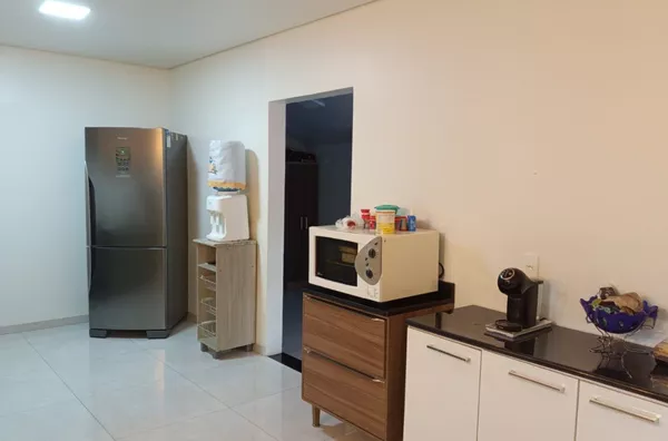 CASA COM 1 SUÍTE + 2 QUARTOS 