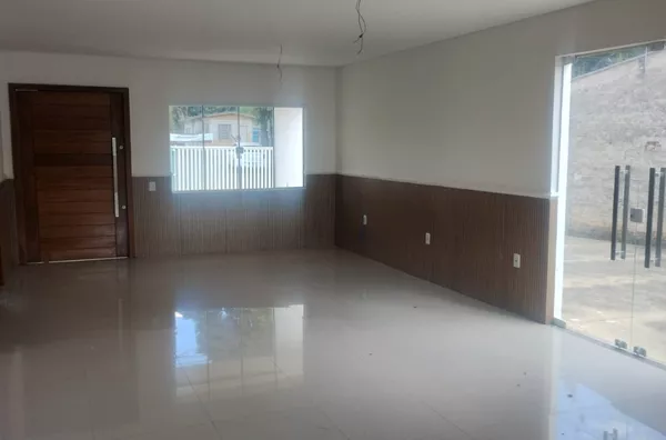 (VENDIDO) SOBRADO COM 4 SUÍTES, SENDO UMA NO PISO INFERIOR. PRÓXIMO DA POLICLÍNICA.