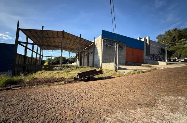 LOTE COM BARRACÃO COMERCIAL PRÓXIMO DE RODOVIA
