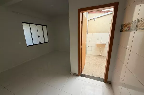 SOBRADO COM 02 QUARTOS NO CRISTO REI