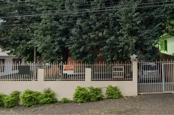 CASA NO BAIRRO INDUSTRIAL, COM ÓTIMA SOBRA DE TERRENO
