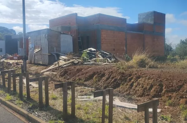 CASA DE ALVENARIA EM CONSTRUÇÃO COM 3 SUÍTES COM CLOSET - Foto 5