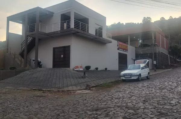 BARRACÃO INDUSTRIAL COM APARTAMENTO NO JD. ITÁLIA
