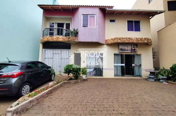 SOBRADO COM SALA COMERCIAL, NO BAIRRO VILA NOVA.