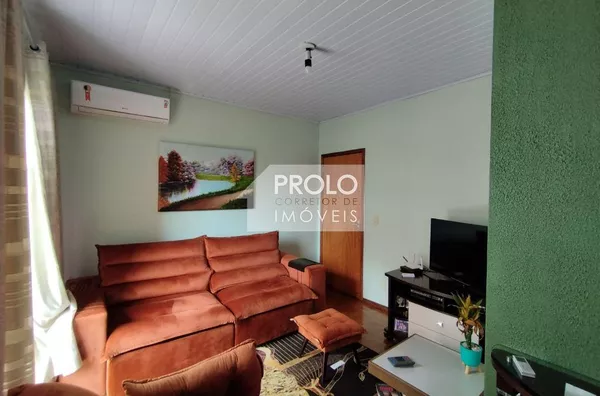 SOBRADO COM SALA COMERCIAL, NO BAIRRO VILA NOVA.