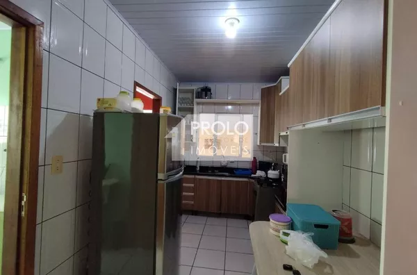 SOBRADO COM SALA COMERCIAL, NO BAIRRO VILA NOVA.