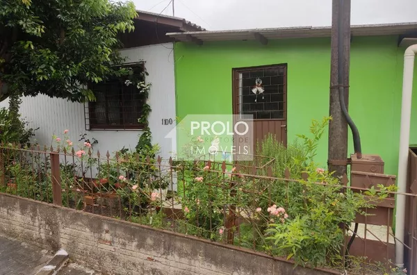 CASA MISTA COM 03 QUARTOS EM MARMELEIRO.