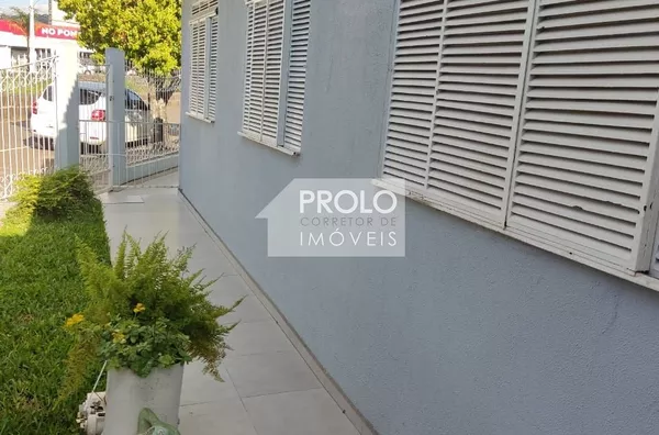 CASA NO CENTRO COM 02 SUÍTES
