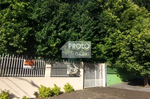 CASA NO BAIRRO INDUSTRIAL, COM ÓTIMA SOBRA DE TERRENO