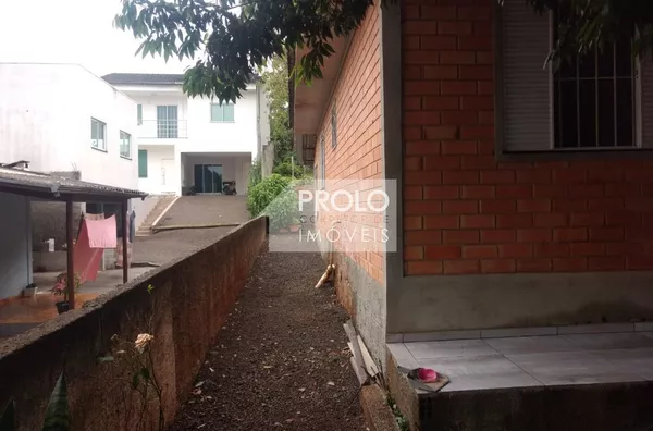 CASA NO BAIRRO INDUSTRIAL, COM ÓTIMA SOBRA DE TERRENO