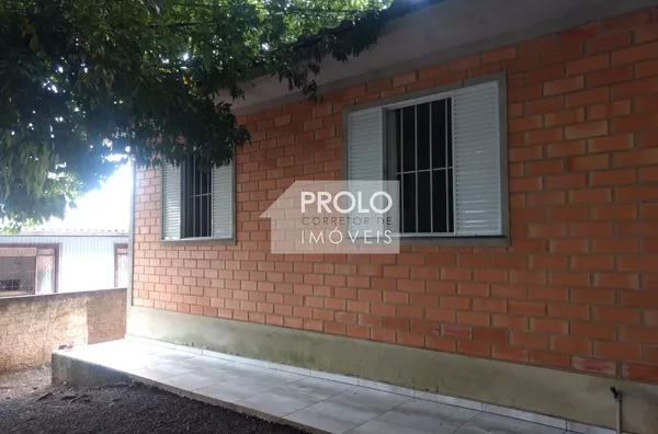 CASA NO BAIRRO INDUSTRIAL, COM ÓTIMA SOBRA DE TERRENO