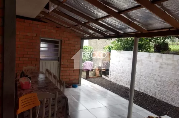 CASA NO BAIRRO INDUSTRIAL, COM ÓTIMA SOBRA DE TERRENO