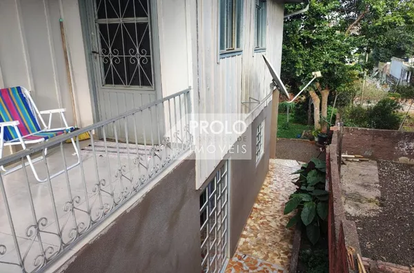 CASA MISTA, COM 05 QUARTOS.