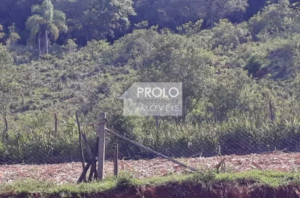 LINDA CHÁCARA DE 30.000m², COM CASA, PRÓXIMA DA CIDADE.