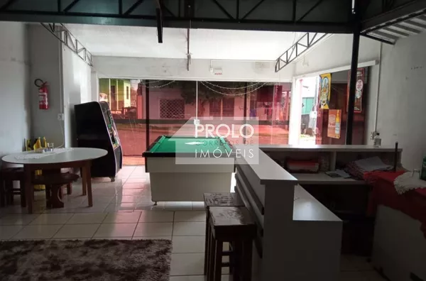 CASA COM SALA COMERCIAL, NO PINHEIRINHO.